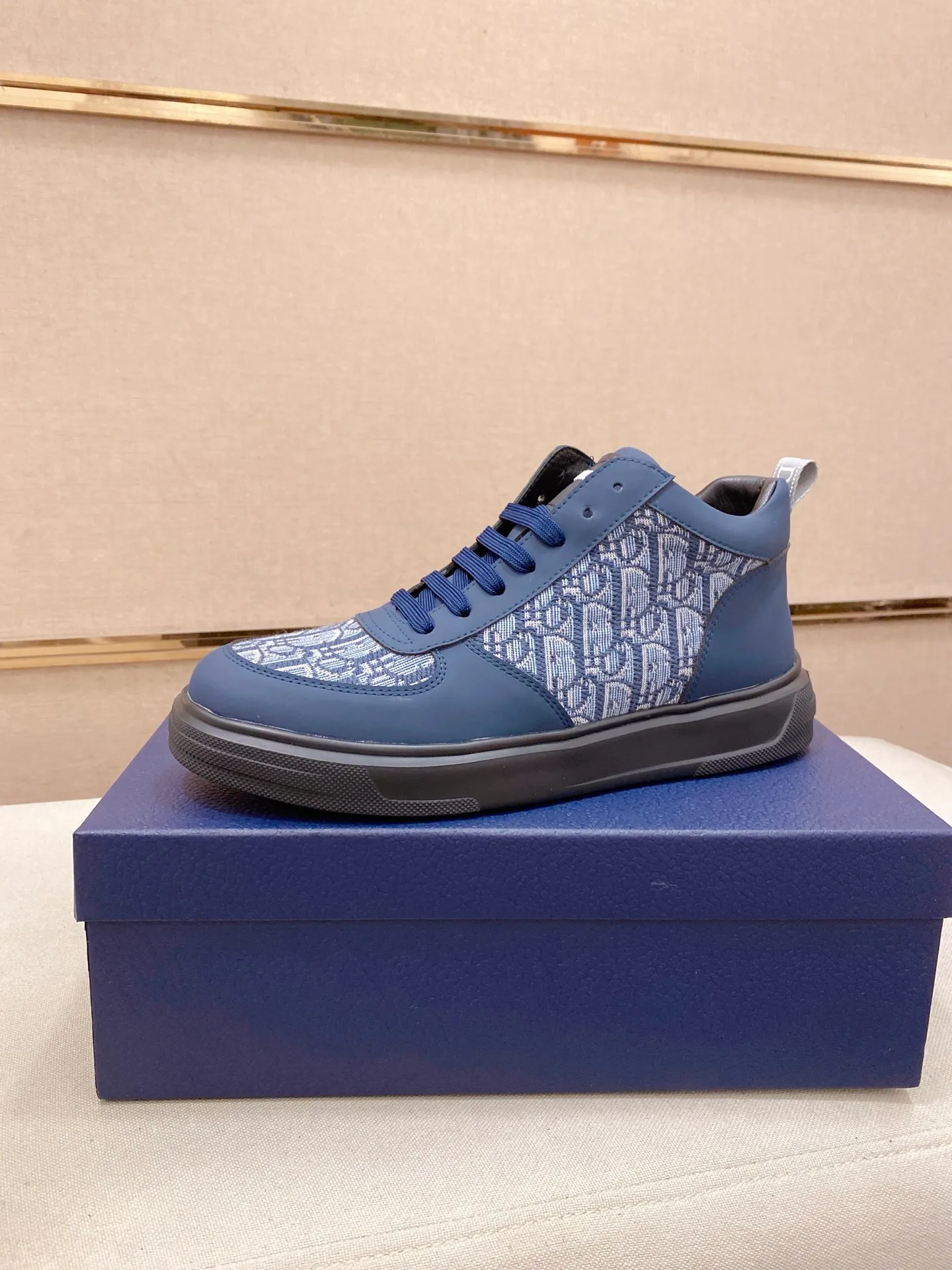 Men's shoes💰 440💰🇮🇹🇮🇹Dior d The new high-tops are on sale at the same time at the counter. The uppers are 🇮🇹 Italian imported first-layer cowhide, and the fully imported sheepskin lining is 💪💪. It is a complete 1⃣️ to 1⃣️ replica 🇮🇹💪💪. ⚠Sole: The original sole is specially provided by the original factory. The exclusive movable molded sole is super comfortable. ⚠Original factory follow-up goods, 🔍🔍high quality, you can enter and exit the counter at will, welcome to compare⚠. Code number:38-44